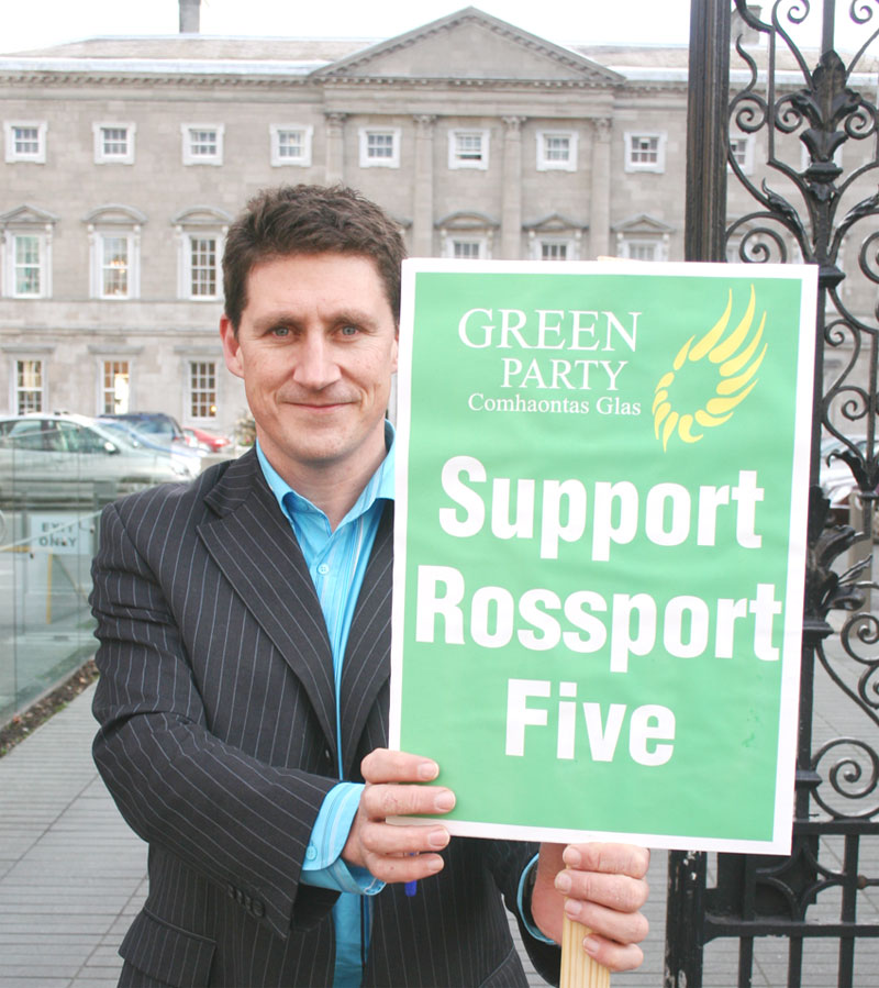 Green Partuy Leader Eamonn Ryan with Rossport solidarity sign outside Dail - Photo William Hederman indymedia.ie